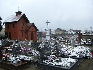 Kaplica cmentarna i murowany krzyż, grudzień 2019