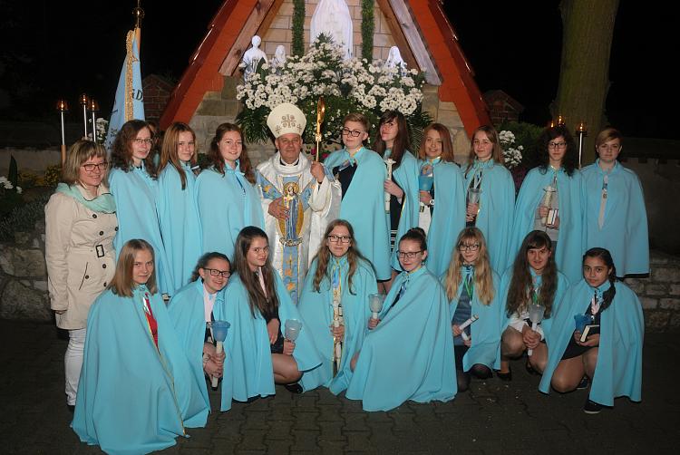 Zdjęcie grupowe Dzieci Maryi z Ks. Biskupem Rudolfem Pierskałą (2017)