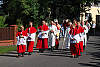 Procesja liturgicznej służby ołtarza wraz z księdzem