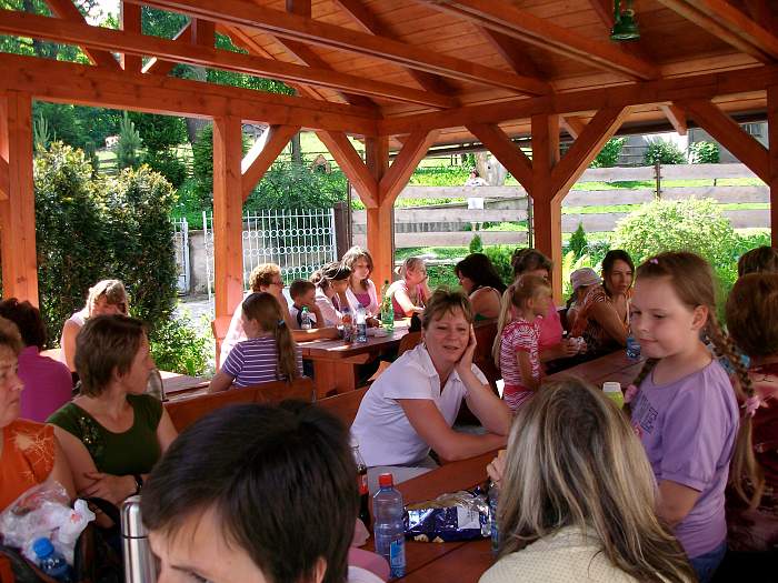 Piknik w przyklasztornej altanie