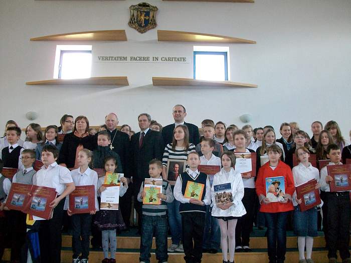 Grupowe zdjęcie wszystkich laureatow i finalistów