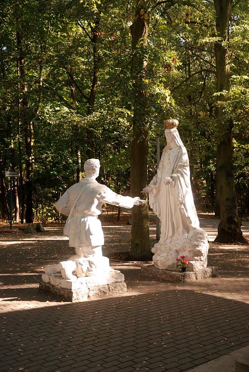 Las grąbliński - pomnik Maryji i Mikołaja Sikatki