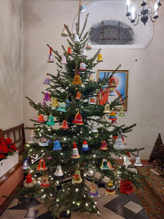 Choinka z dzwonkami przygotowanymi przez dzieci w czasie adwentu